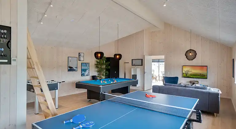 Großes Ferienhaus mit Pool, Spa & Spielraum