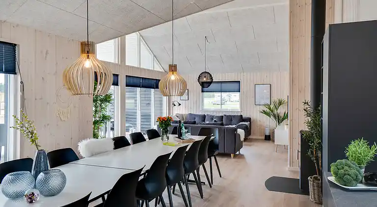 Großes Ferienhaus mit Pool, Spa & Spielraum