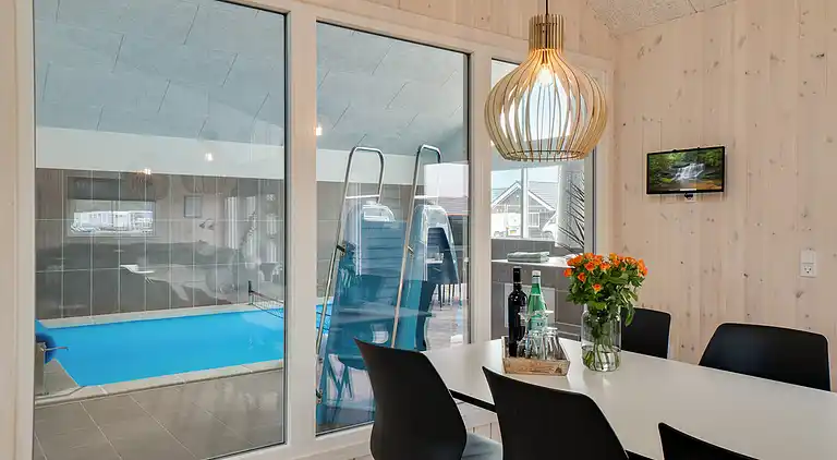 Großes Ferienhaus mit Pool, Spa & Spielraum