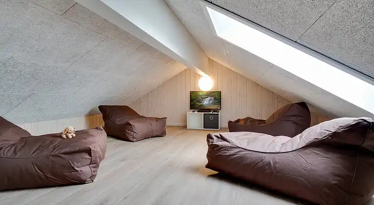 Großes Ferienhaus mit Pool, Spa & Spielraum