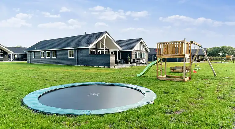 Großes Ferienhaus mit Pool, Spa & Spielraum