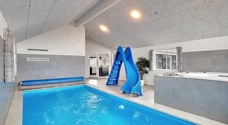 Ferienhaus mit Indoor-Wasserpark für 30