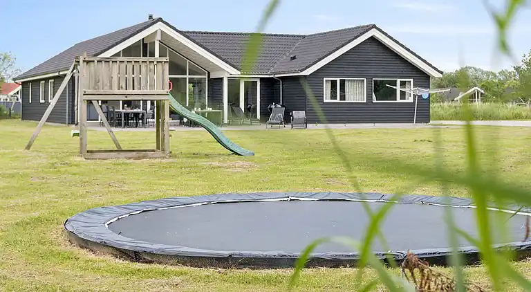 Geräumiges Ferienhaus mit Pool, Spa & Aktivitäten