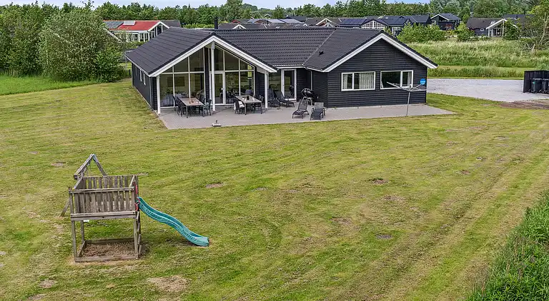 Geräumiges Ferienhaus mit Pool, Spa & Aktivitäten