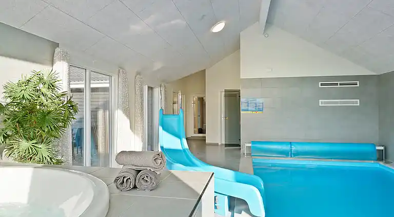 Großes Ferienhaus in Grenå mit Pool & Spa