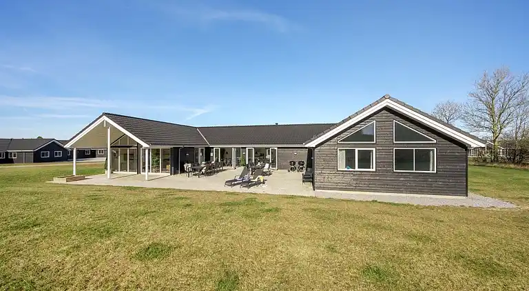 Großes Ferienhaus in Grenå mit Pool & Spa