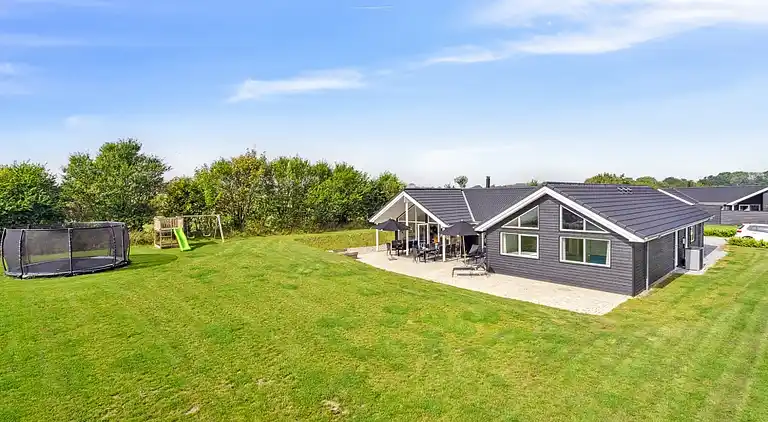 Stort familjevänligt sommarhus vid Mommark