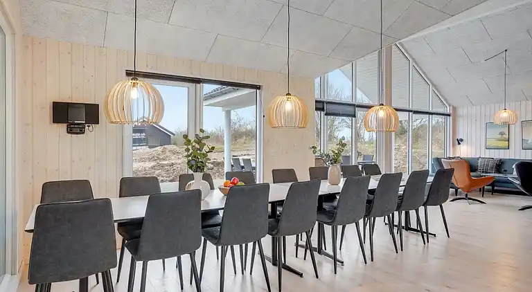 Stort familjevänligt sommarhus vid Mommark