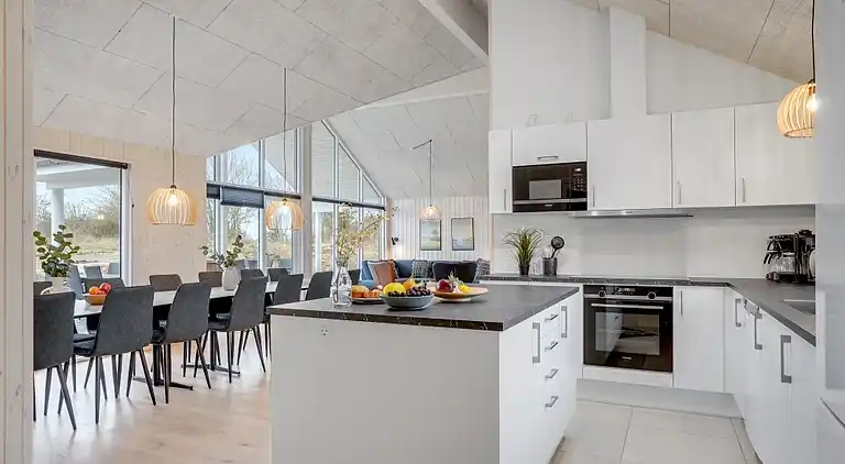 Stort familjevänligt sommarhus vid Mommark