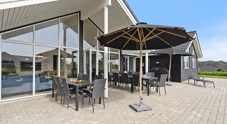 Stort familjevänligt sommarhus vid Mommark