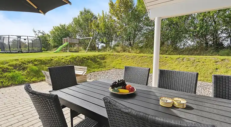 Stort familjevänligt sommarhus vid Mommark