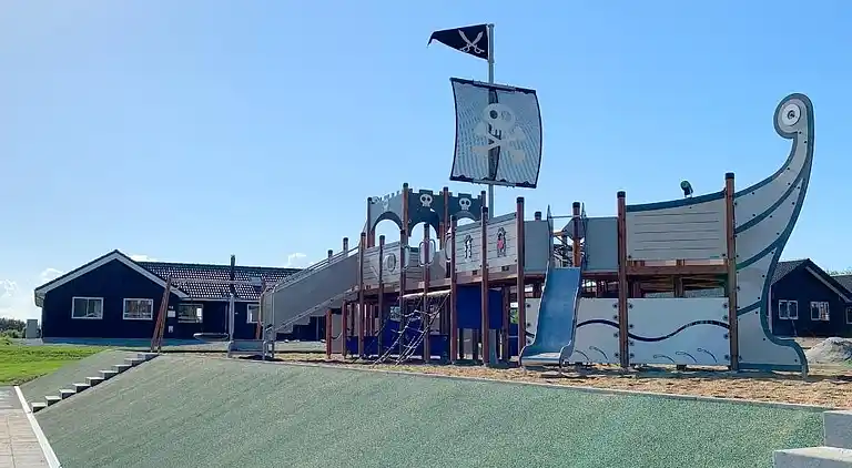 Stort familjevänligt sommarhus vid Mommark