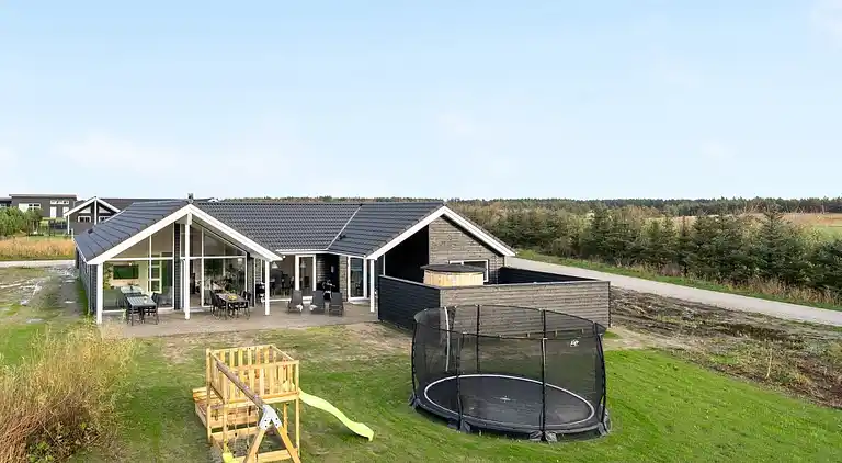 Geräumiges Ferienhaus: Pool, Spa & Spielraum