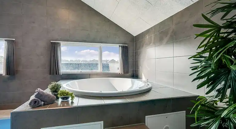 Großes Ferienhaus für 26 mit Pool & Spa