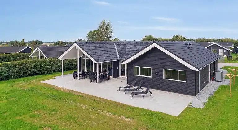 Ferienhaus mit Pool & Spa auf Møn