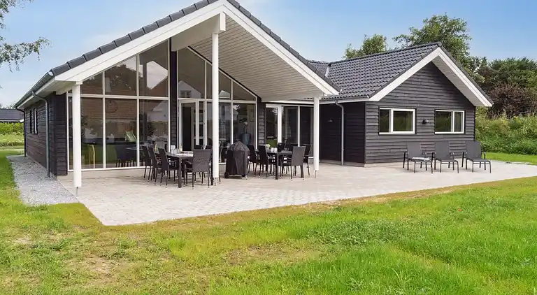 Ferienhaus mit Pool & Spa auf Møn