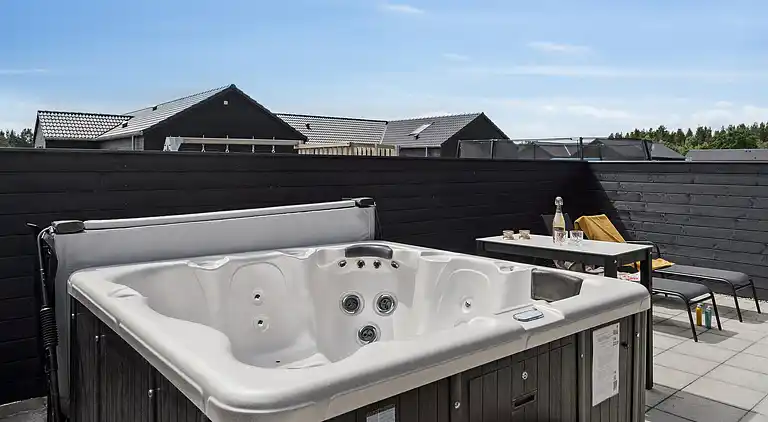 Großes Ferienhaus für 26 mit Pool & Wellness