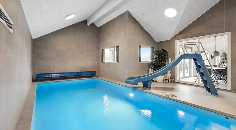 Großes Ferienhaus für 26 mit Pool & Wellness
