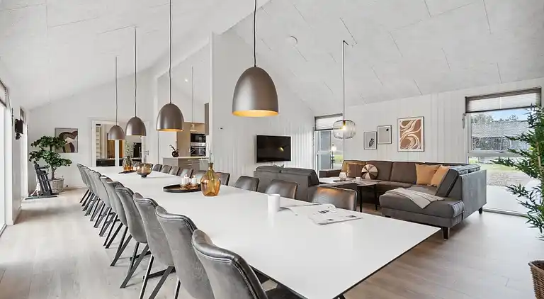 Großes Ferienhaus für 26 mit Pool & Wellness