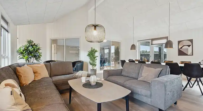 Großes Ferienhaus für 26 mit Pool & Wellness