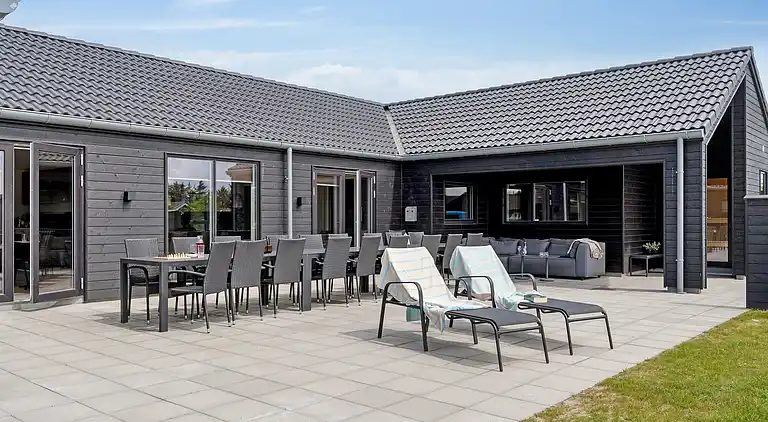 Großes Ferienhaus für 26 mit Pool & Wellness