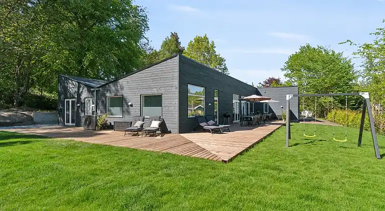 Modernes Ferienhaus bei Rågeleje mit Pool