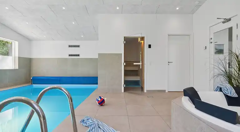 Modernes Ferienhaus bei Rågeleje mit Pool