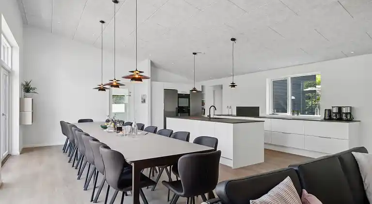 Modernes Ferienhaus bei Rågeleje mit Pool