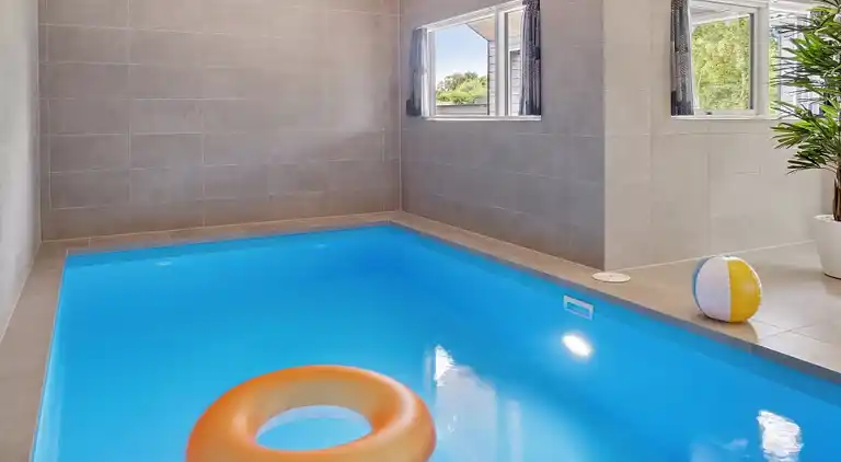 Sommarhus med inomhuspool, spa & bastu