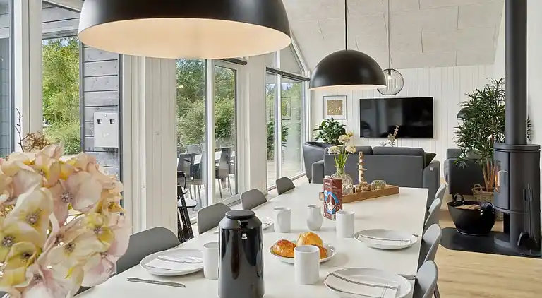 Sommarhus med inomhuspool, spa & bastu