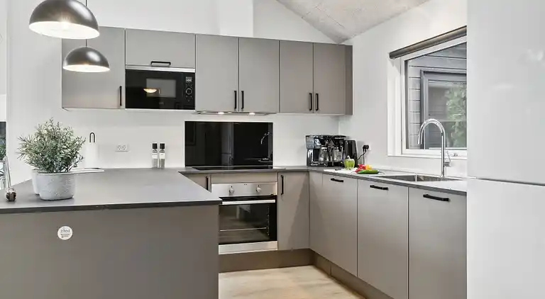 Sommarhus med inomhuspool, spa & bastu