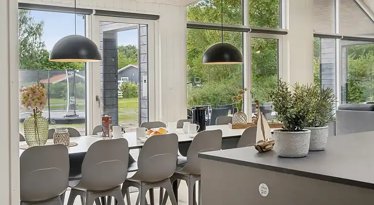 Sommarhus med inomhuspool, spa & bastu