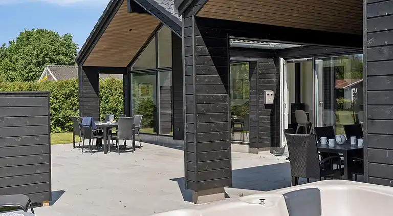 Sommarhus med inomhuspool, spa & bastu