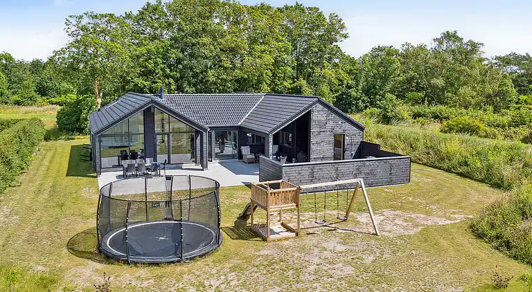 Sommarhus med inomhuspool, spa & bastu