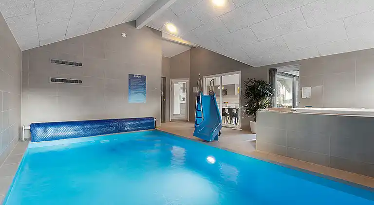 Großes Ferienhaus mit Hallenbad und Sauna