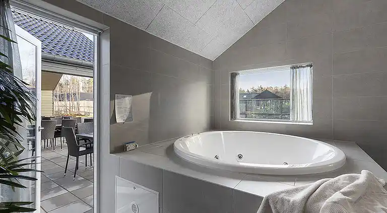 Großes Ferienhaus mit Hallenbad und Sauna