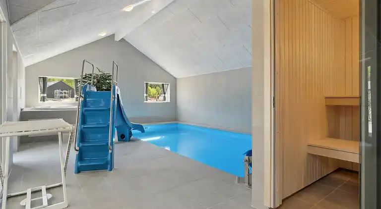Großes Ferienhaus am Strand - Pool & Freizeit