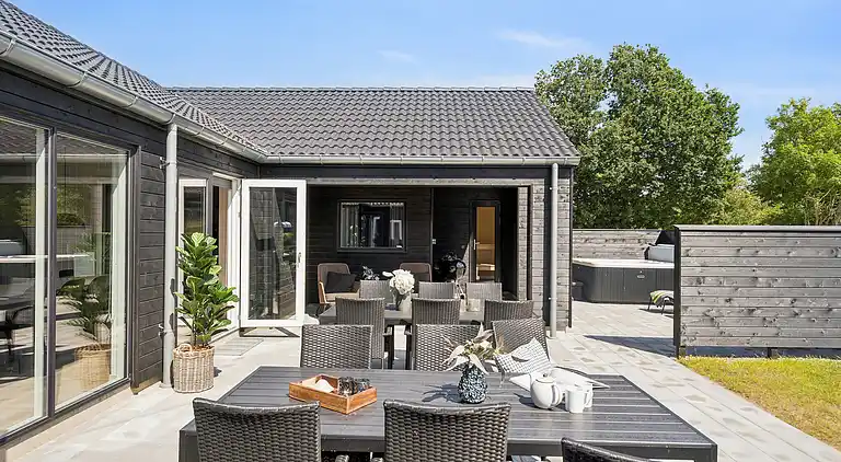 Großes Ferienhaus mit Pool, Spa & Spielraum