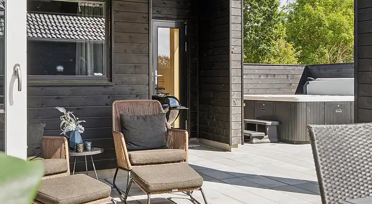 Großes Ferienhaus mit Pool, Spa & Spielraum