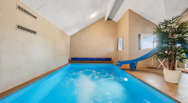 Großes Ferienhaus mit Pool, Spa & Spielraum