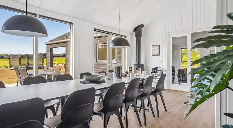 Großes Ferienhaus mit Pool, Spa & Spielraum