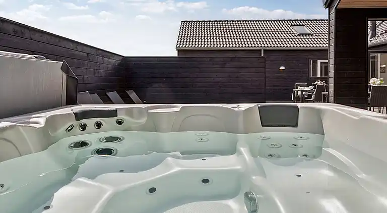 Großes Ferienhaus mit Pool, Spa & Spielraum