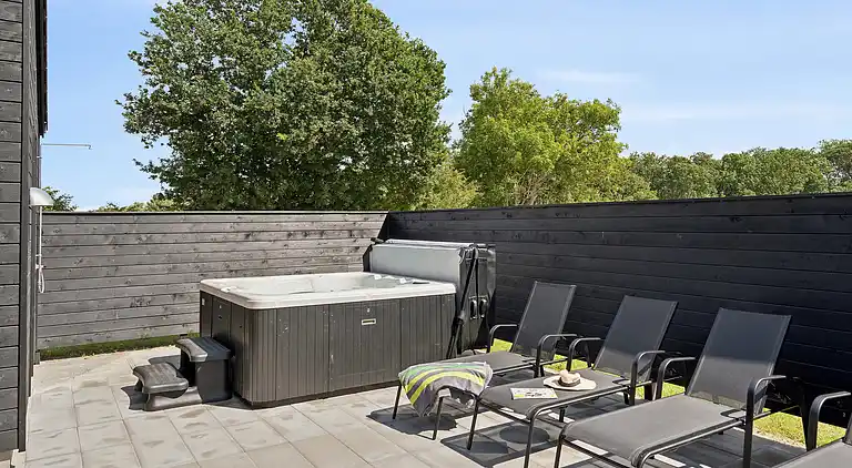 Großes Ferienhaus mit Pool, Spa & Spielraum