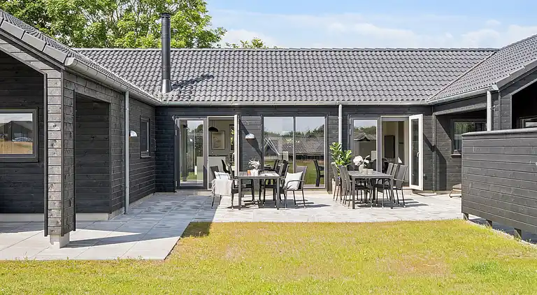 Großes Ferienhaus mit Pool, Spa & Spielraum