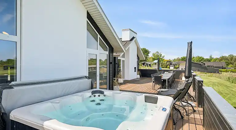 Luxusferienhaus mit Pool, Spa und Terrasse