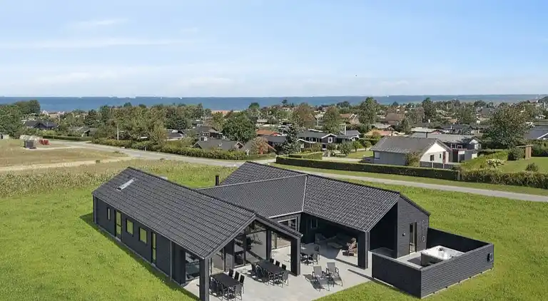 Große Ferienoase mit Pool & Spa bei Skåstrup