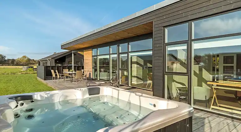 Geräumiges Ferienhaus für 10 mit Spa & Terrasse