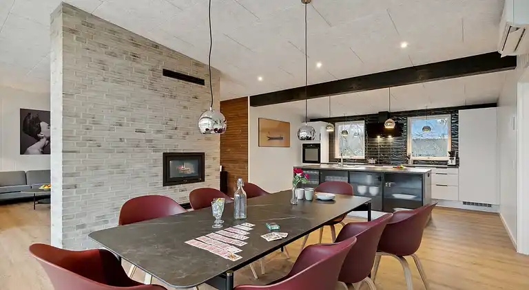 Geräumiges Ferienhaus für 10 mit Spa & Terrasse