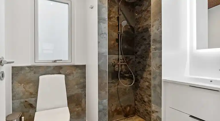 Geräumiges Ferienhaus für 10 mit Spa & Terrasse