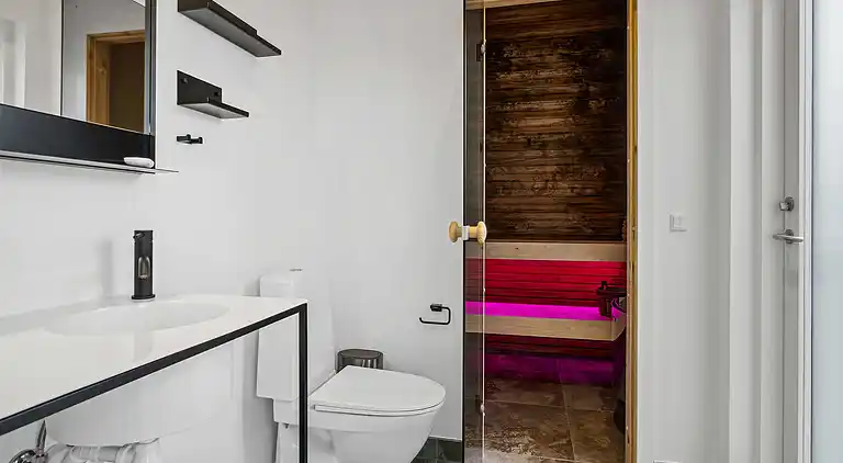 Geräumiges Ferienhaus für 10 mit Spa & Terrasse